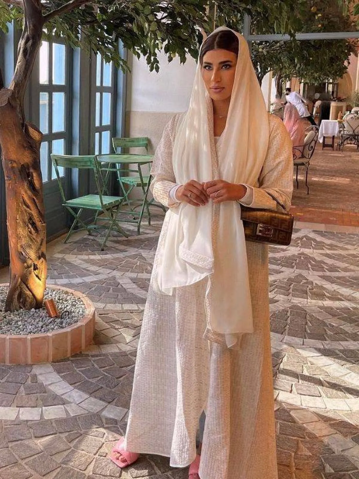 العباية البيضاء