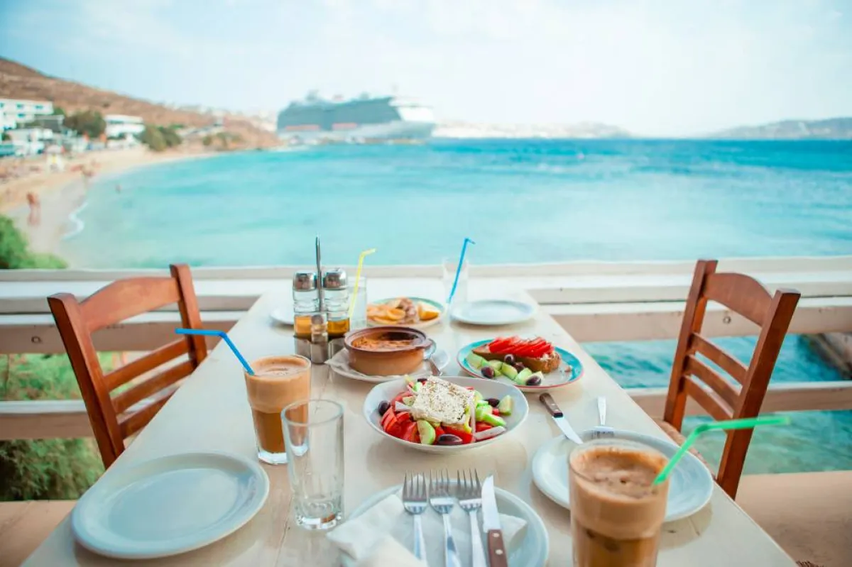 أجواء مميزة في اليونان على أجمل الشواطئ