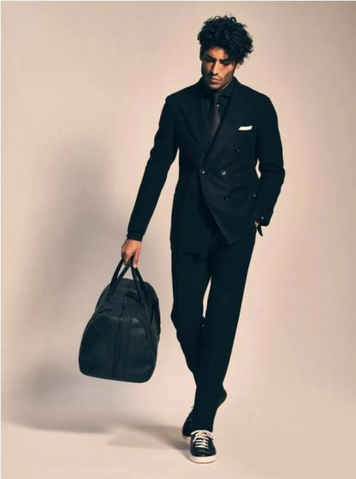 بدلة سوداء كلاسيكية من كيتون  Kiton