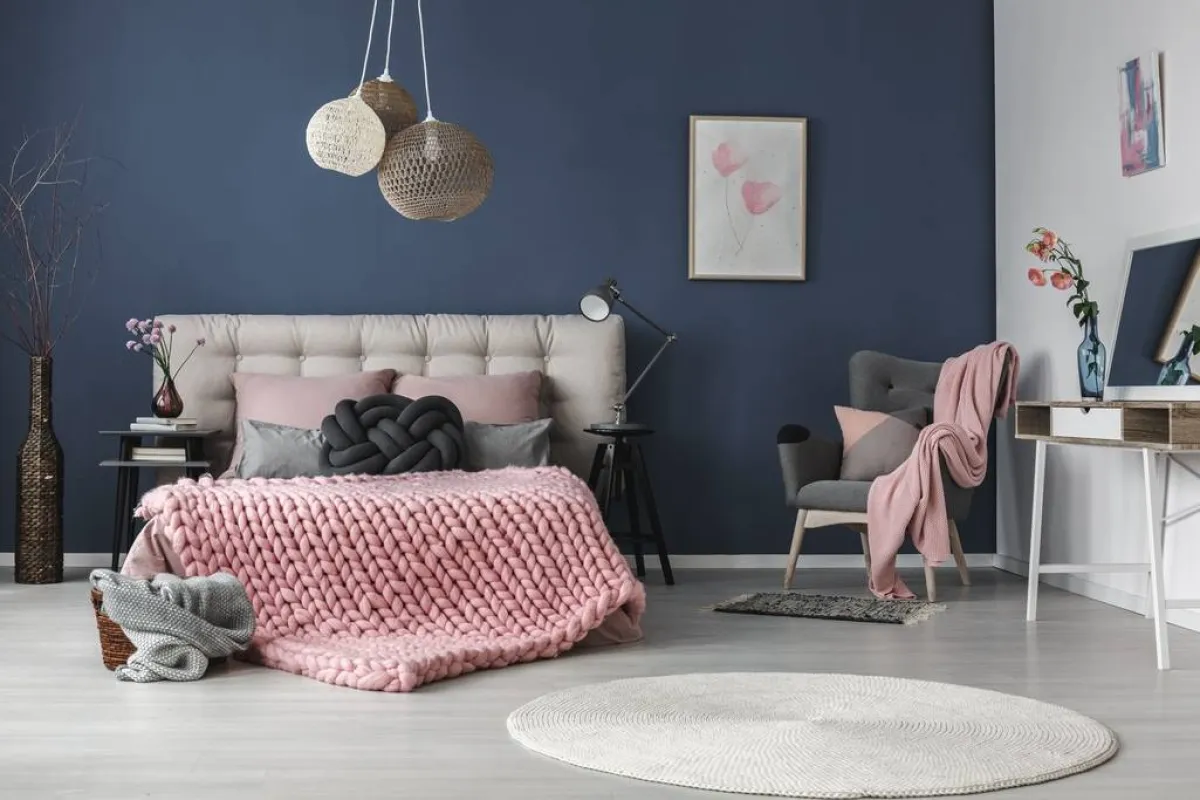 توليفة من ألوان الأبيض والرمادي والوردي في ديكورات الغرفة 