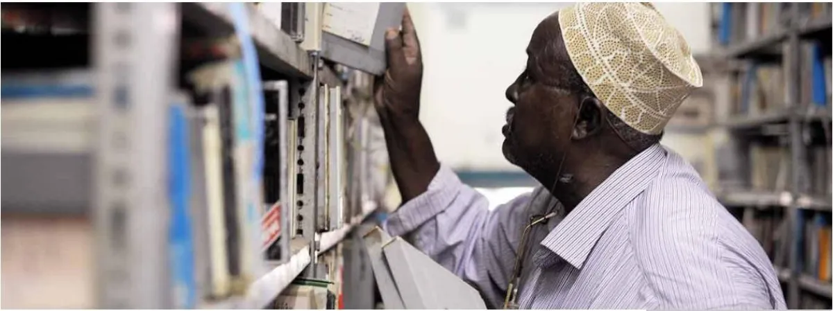 رئيس قسم المحفوظات في إذاعة مقديشو يبحث في مكتب المحفوظات السمعية