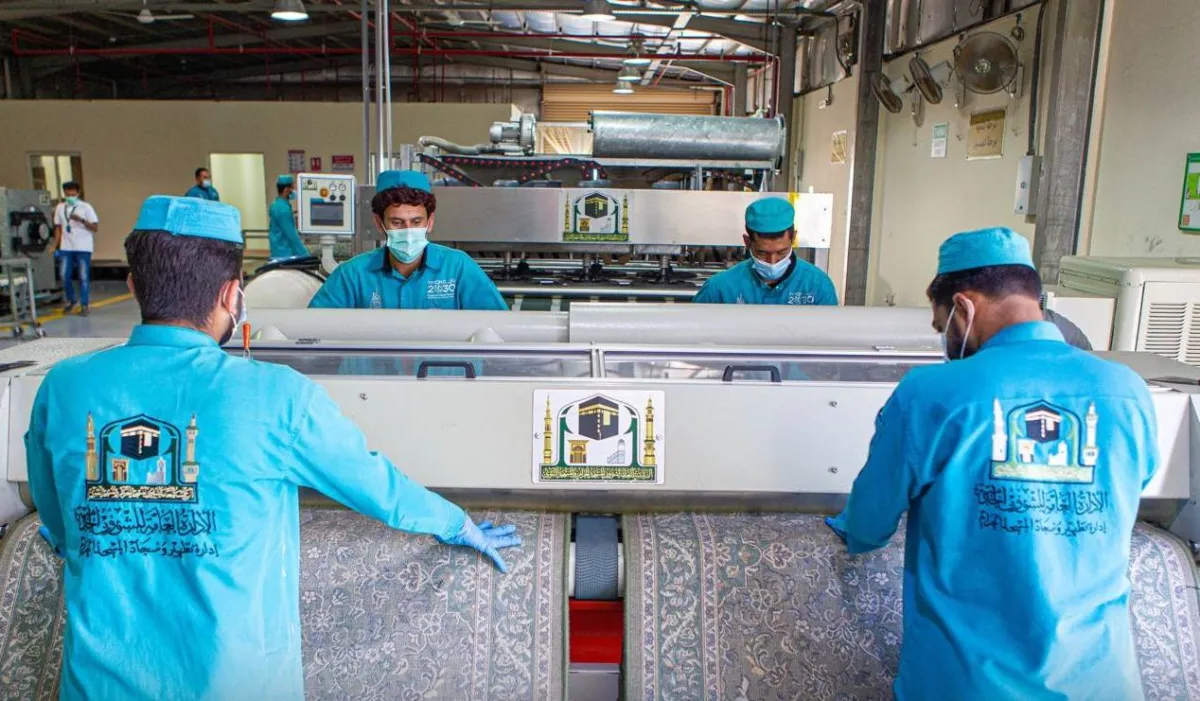 جهود رئاسة الحرين لتنظيف وتعقيم وتعطير سجاد المسجد