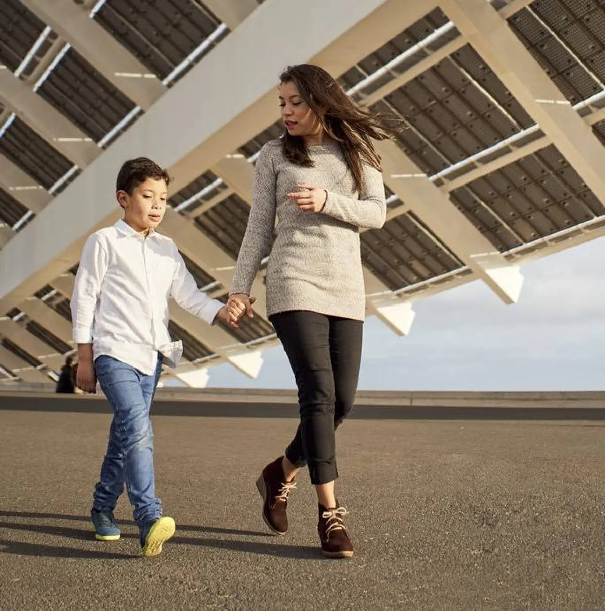 صورة أم تهدد ابنها