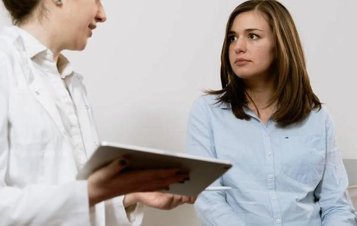 صورة لحامل تستشير طبيبتها