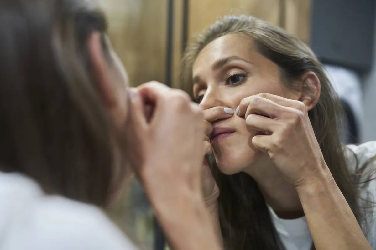 صورة امرأة تحاول إزالة الرؤوس السوداء