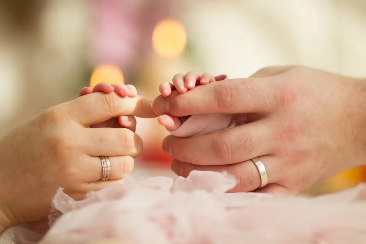 صورة لأبوين مع طفلهما