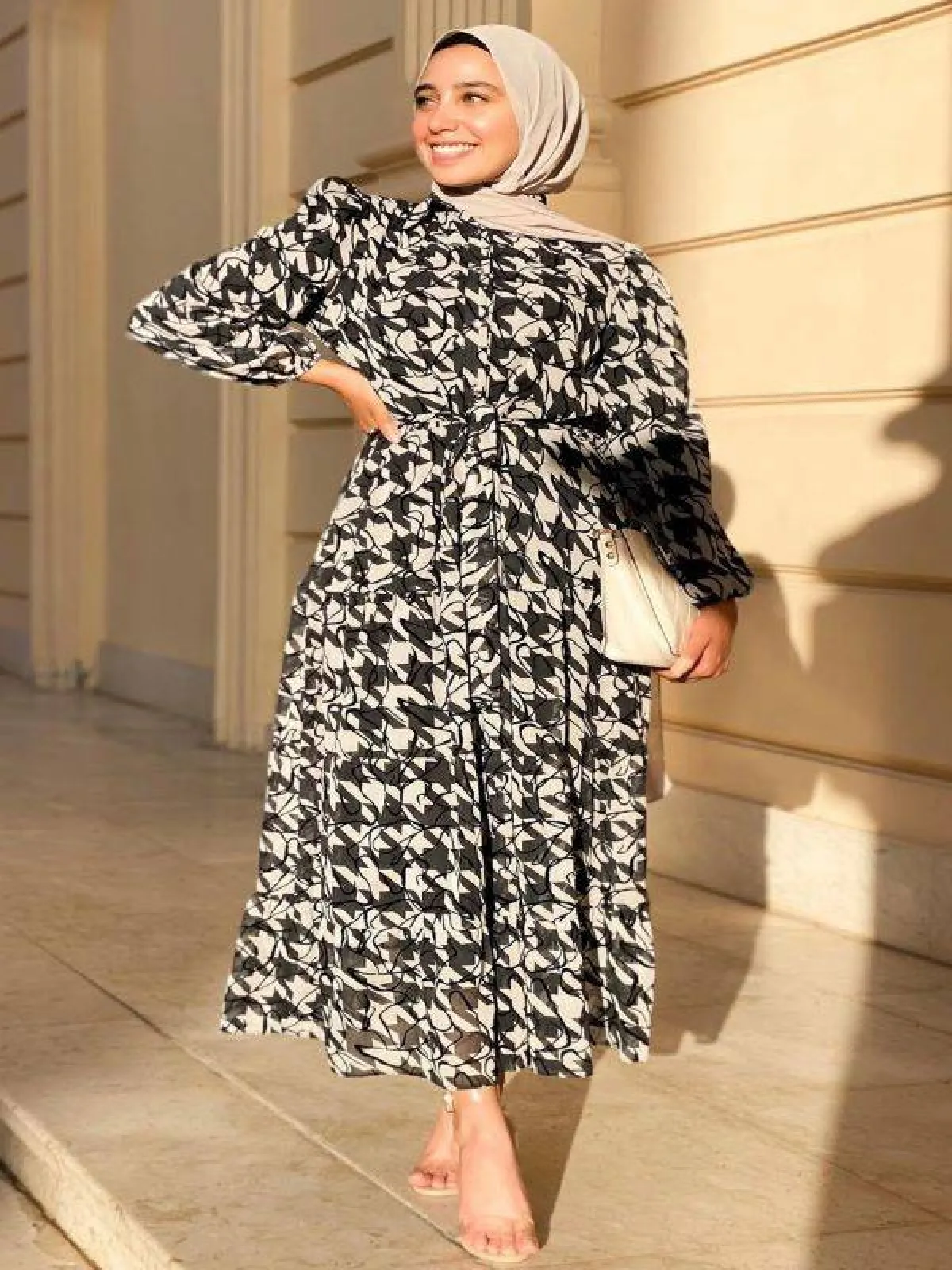 فستان باللون الابيض والاسود