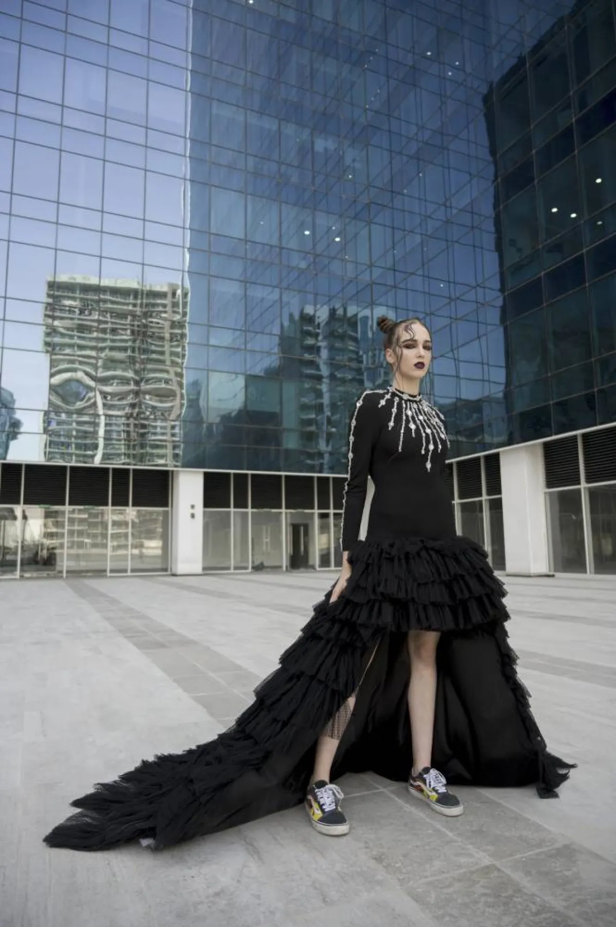 الحذاء الرياضي مع الملابس الرسمية