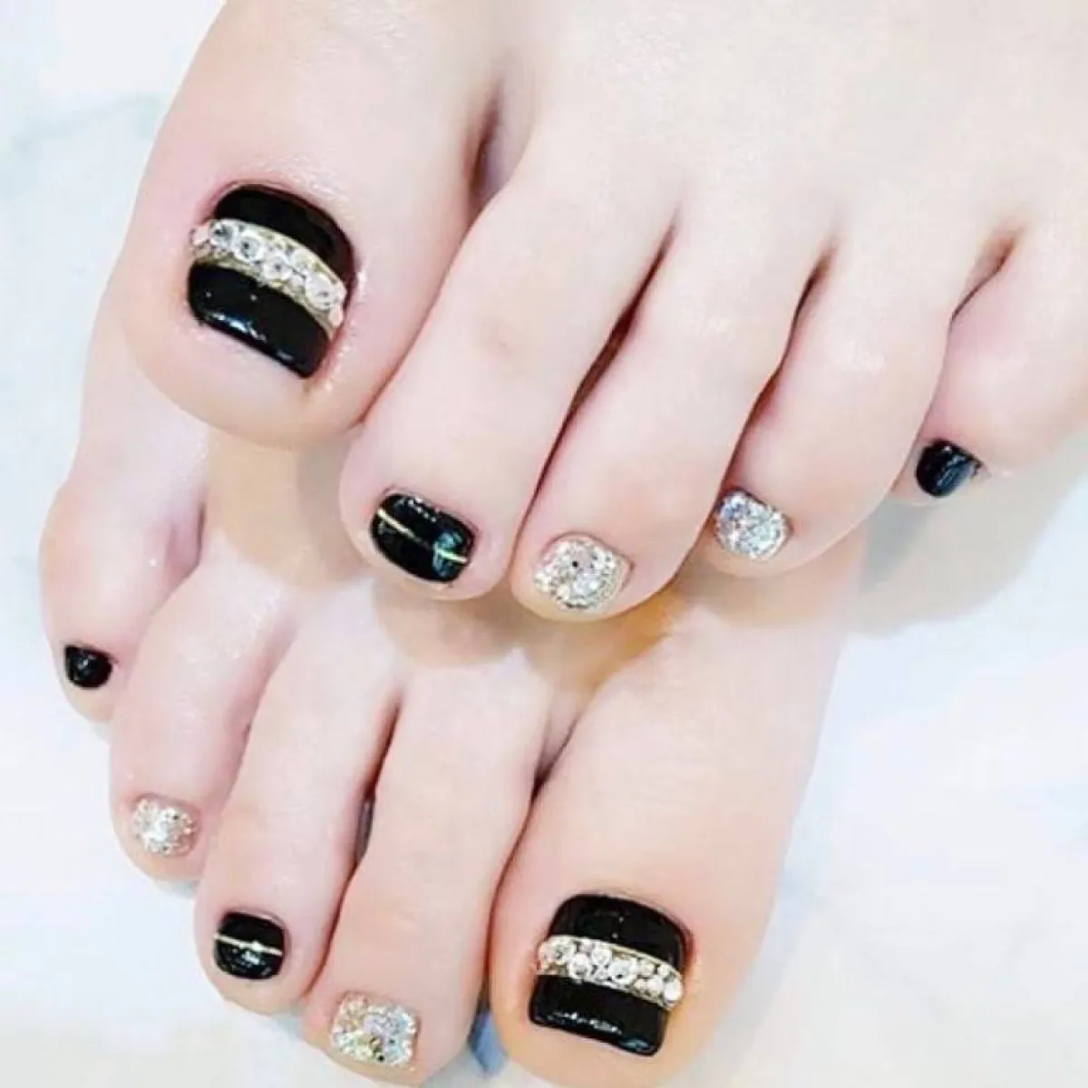 رسومات مناكير أنيقة - الصورة من حساب colourworkshop الرسمي على إنستغرام