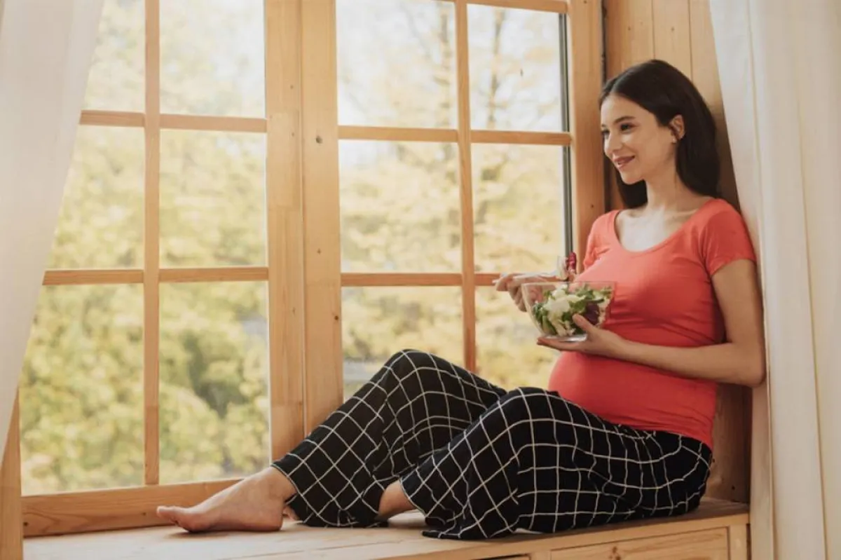 صورة لحامل تتناول السبانخ