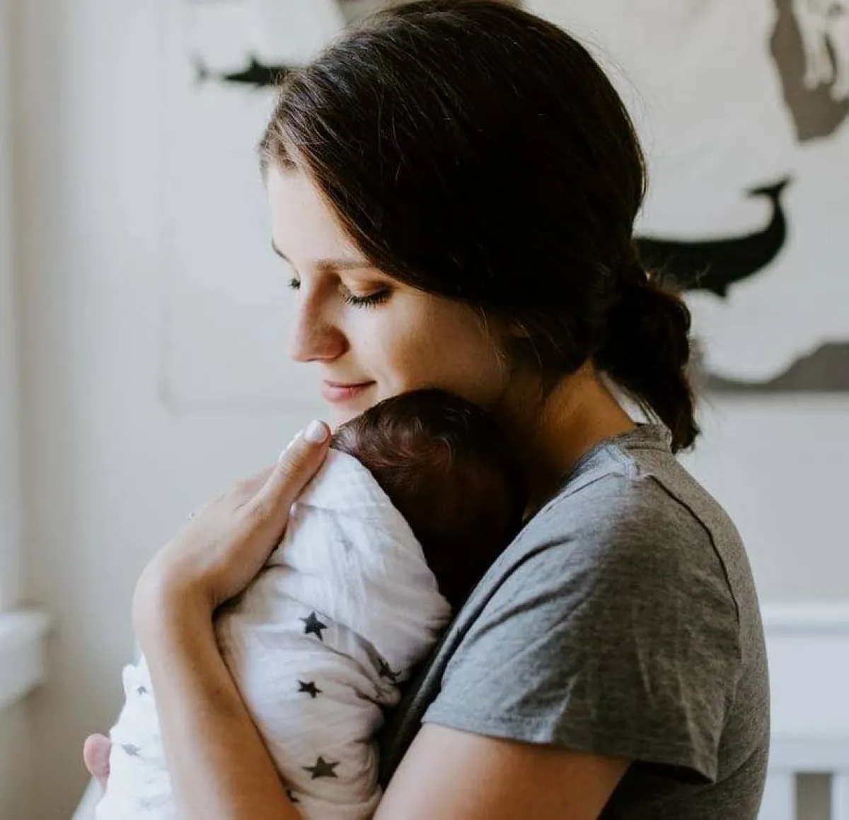 صورة لأم تضم وليدها