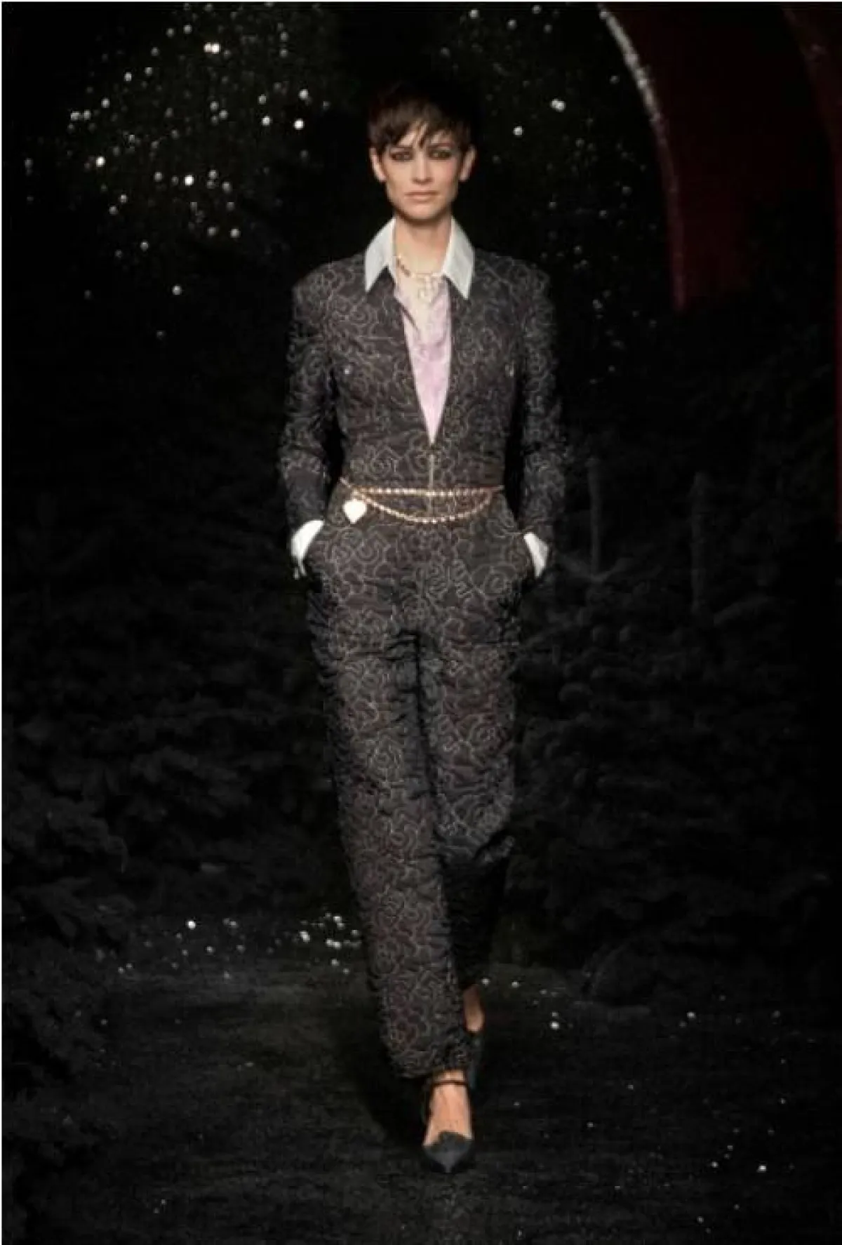 الرمادي الكلاسيكي من شانيل  Chanel