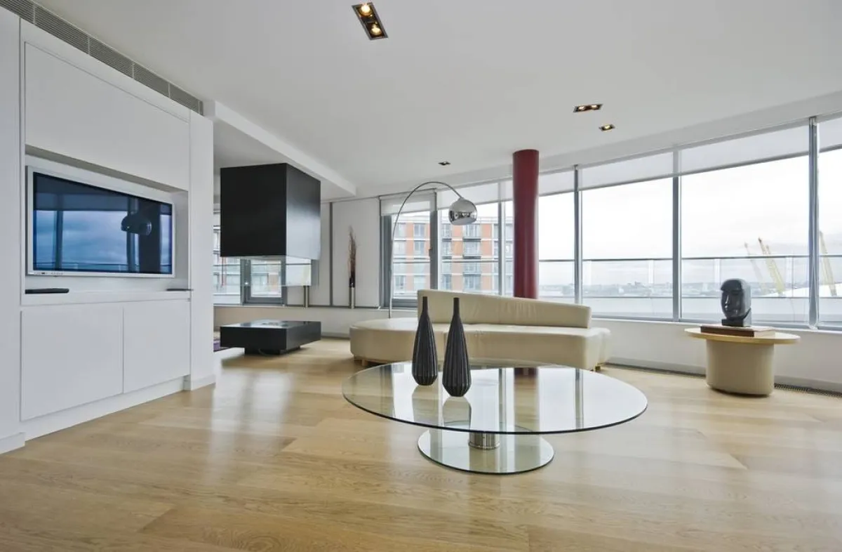  الطاولة في غرفة الجلوس تشغل مساحة "ميتة" في التصميم