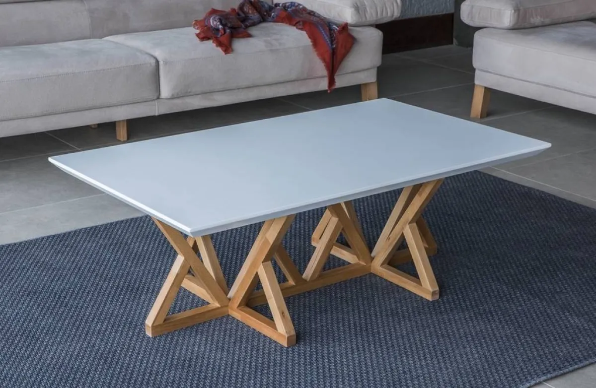 طاولة مستطيلة ذات قوائم خشبيّة