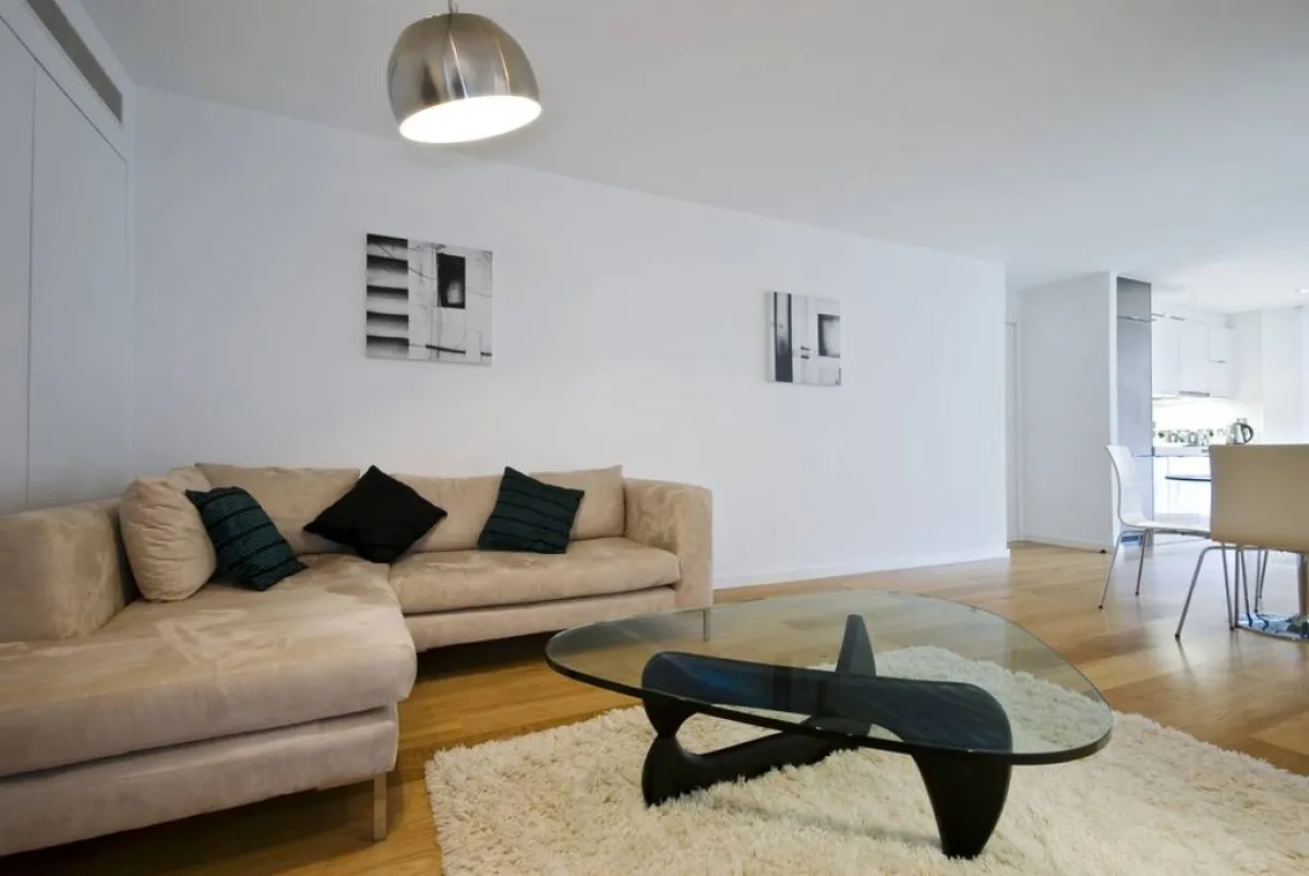 طاولة ذات سطح من المرايا