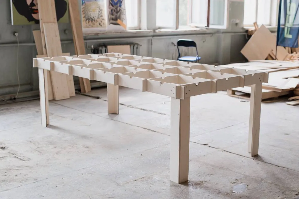 خطوات بسيطة لصناعة طاولة خشبية في المنزل