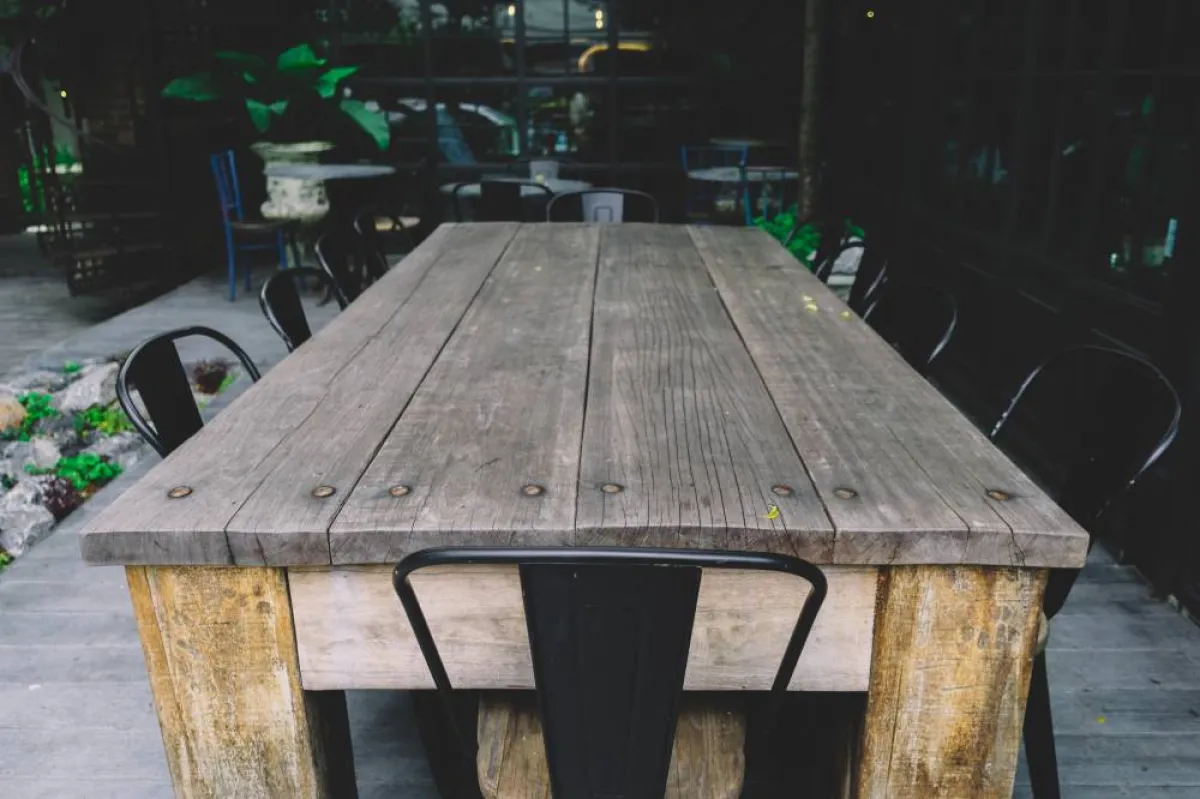 طاولة خشبية قبل الصنفرة والتلوين