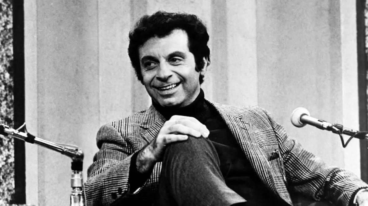  Mort Sahl - الصورة من موقع Variety