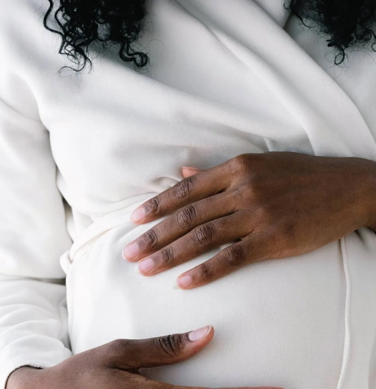 صورة لامرأة تتألم