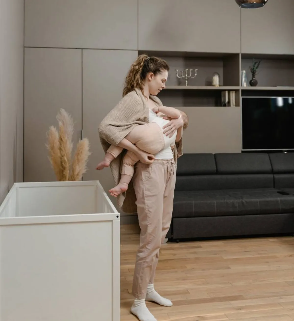 صورة لأم ترضع مولودها