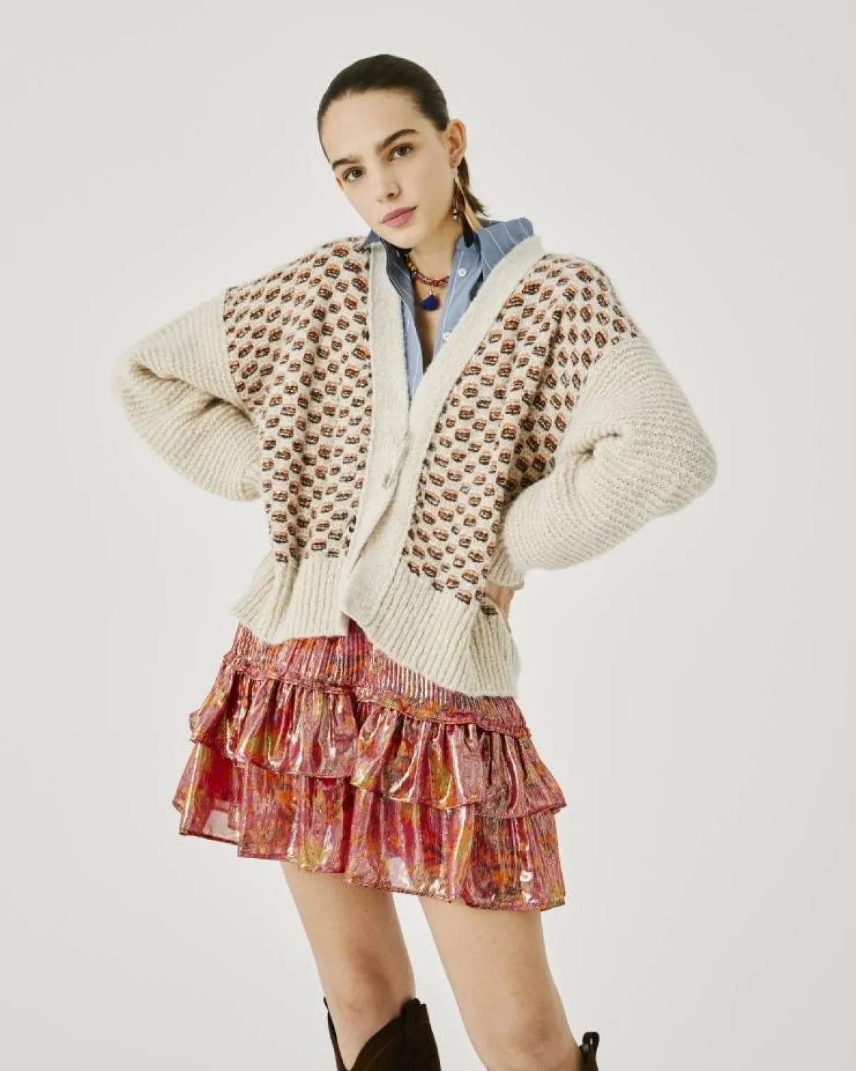 تنورة ميتاليك قصيرة كشكش مع بلوفر بيج بأزرار أمامية