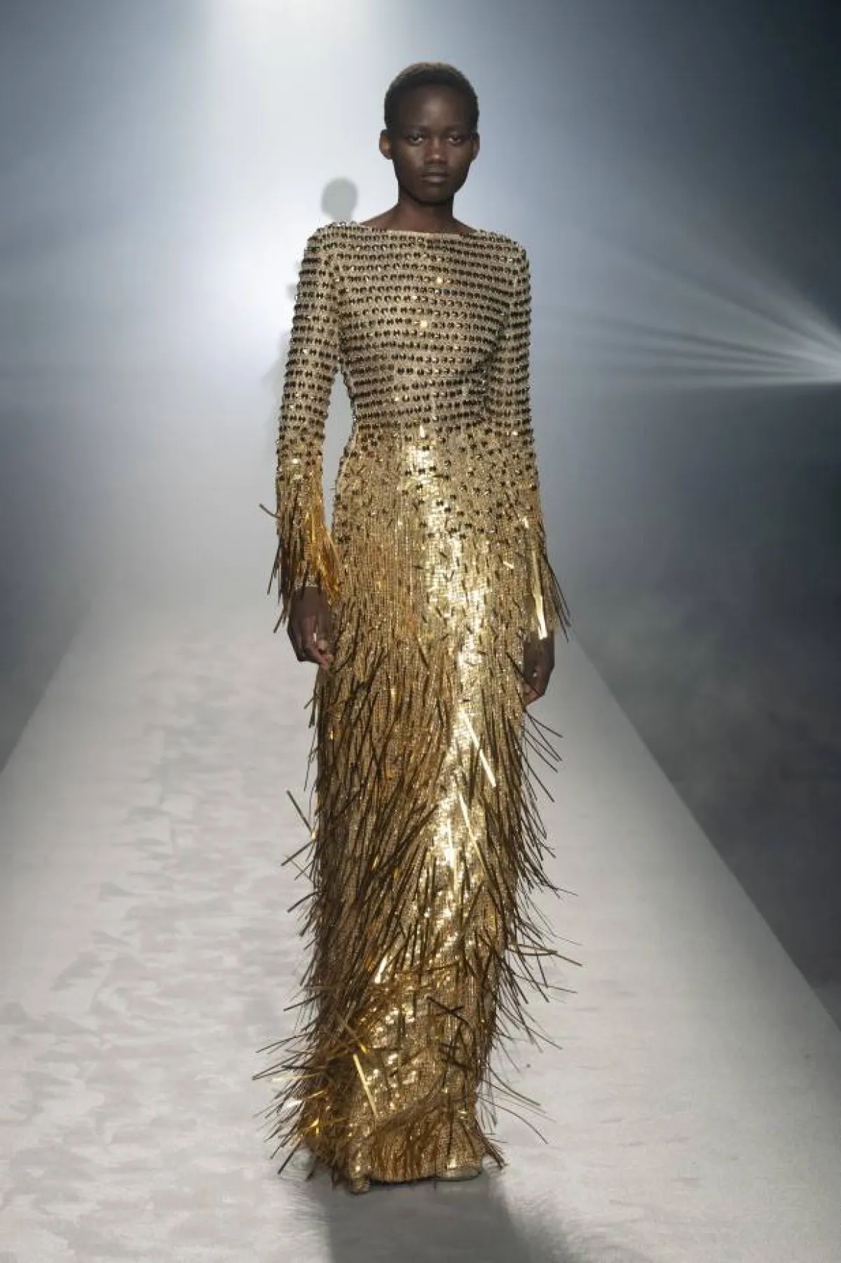 تنورة ميتاليك ذهبي مطرزة بالريش والترتر 