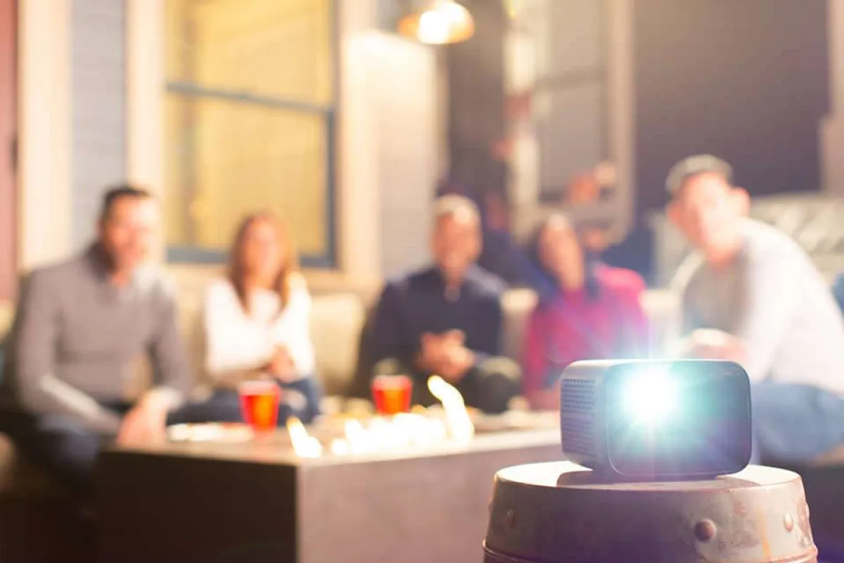 صورة لتجمع عائلي حول بروجيكتور