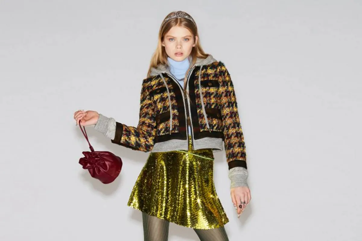 تنورة ميتاليك خضراء قصيرة مع جاكيت قصير مطبع بالرسمات 