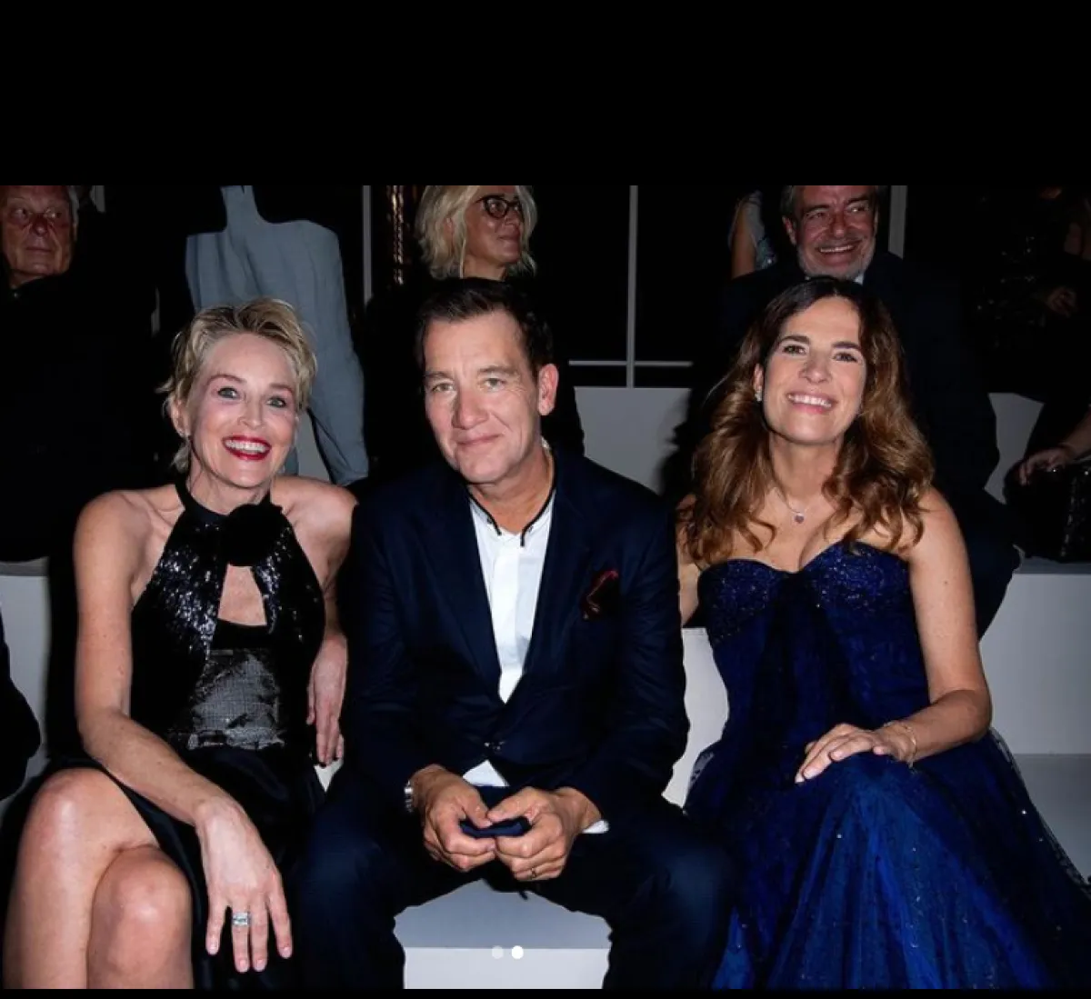 كلايف أوين يتوسط روبيرتا ارماني وشارون ستون- الصورة من حساب دار أرماني على انستغرام