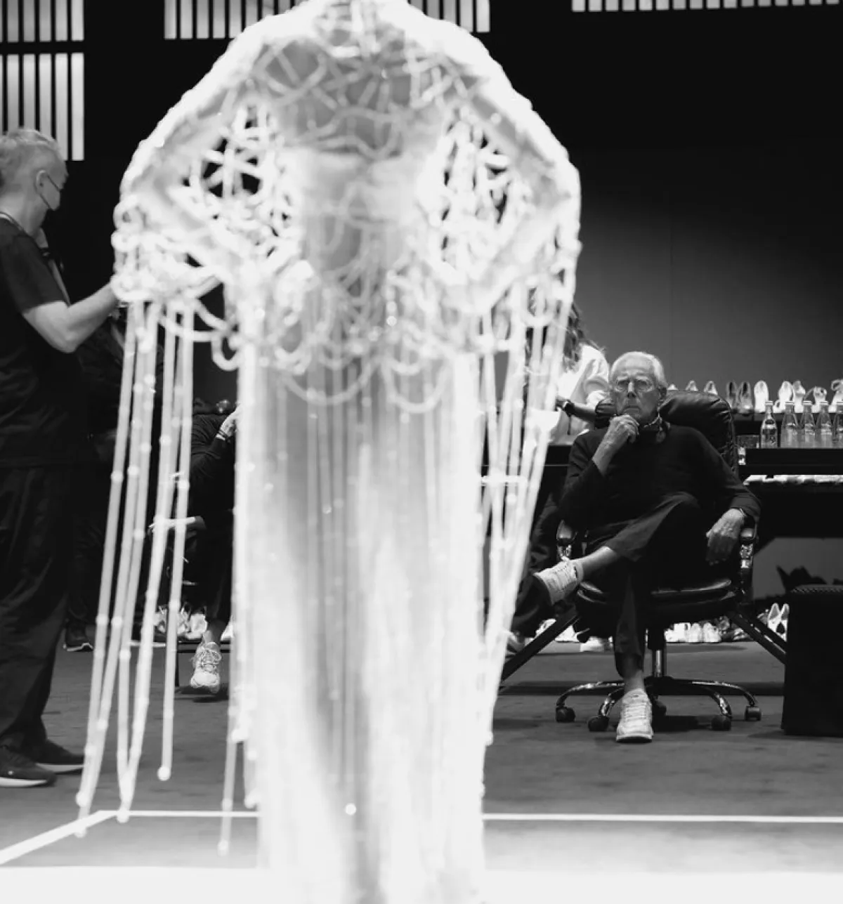 أرماني يشرف على تفاصيل الفساتين قبل العرض