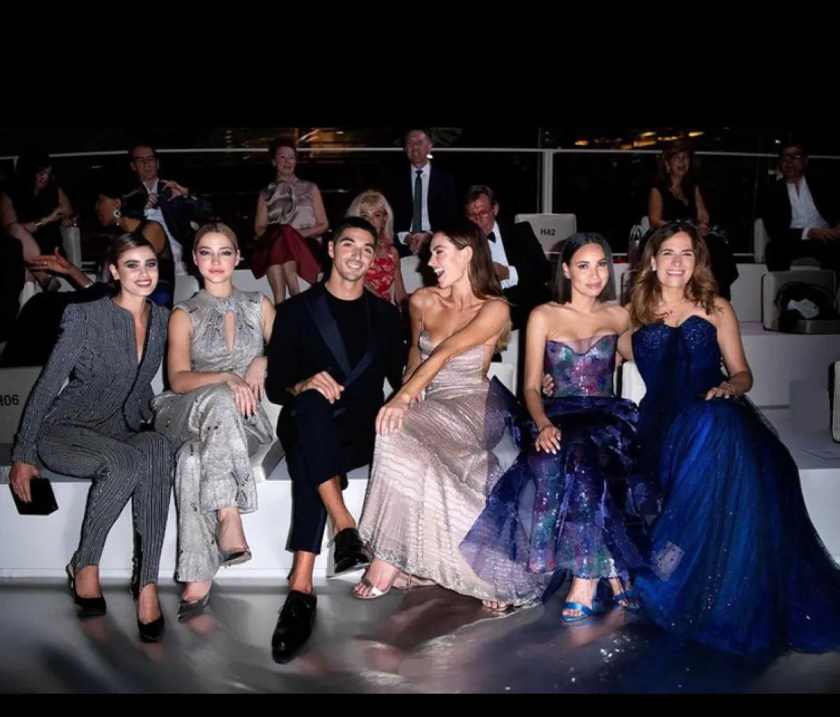 جانب من الحضور خلال عرض أزياء أرماني في دبي