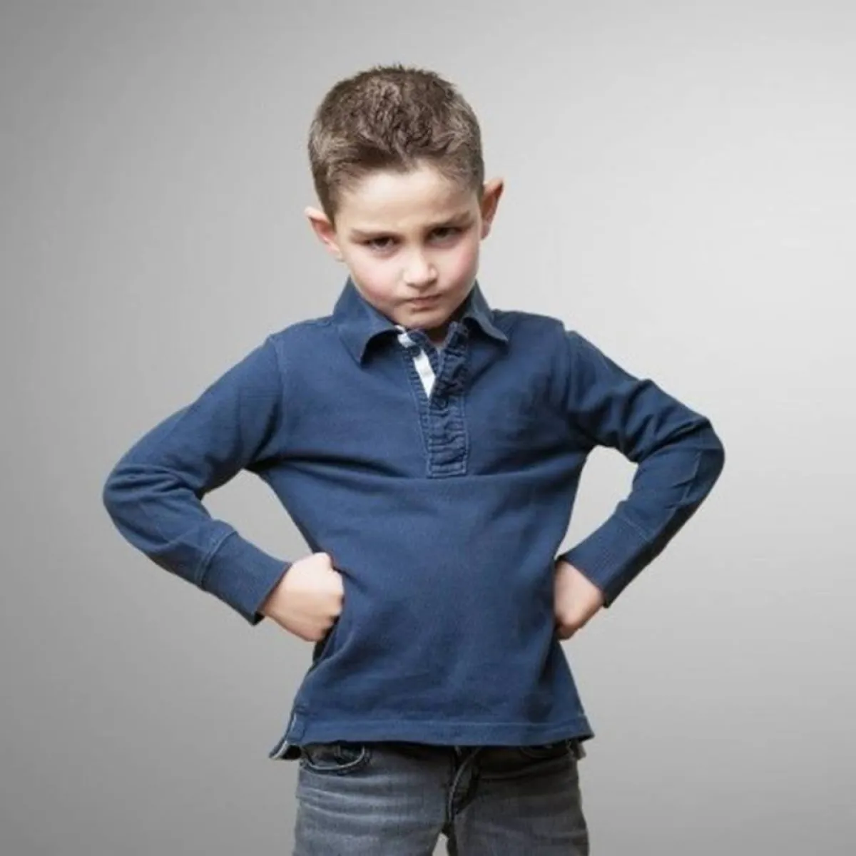 صورة لطفل غاضب لخسارته