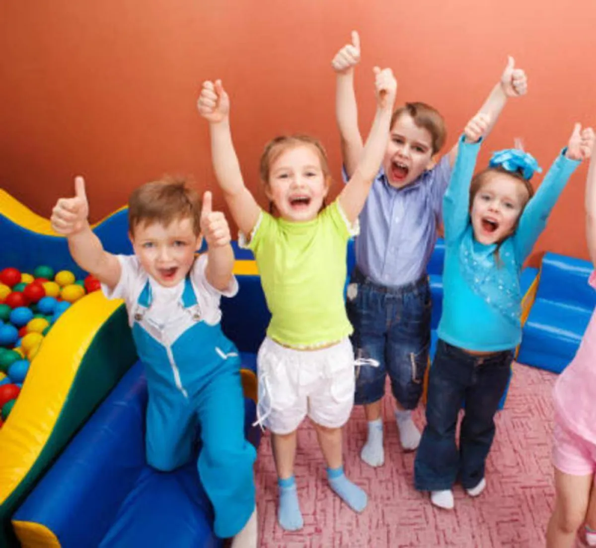 صورة لمجموعة من الأطفال 