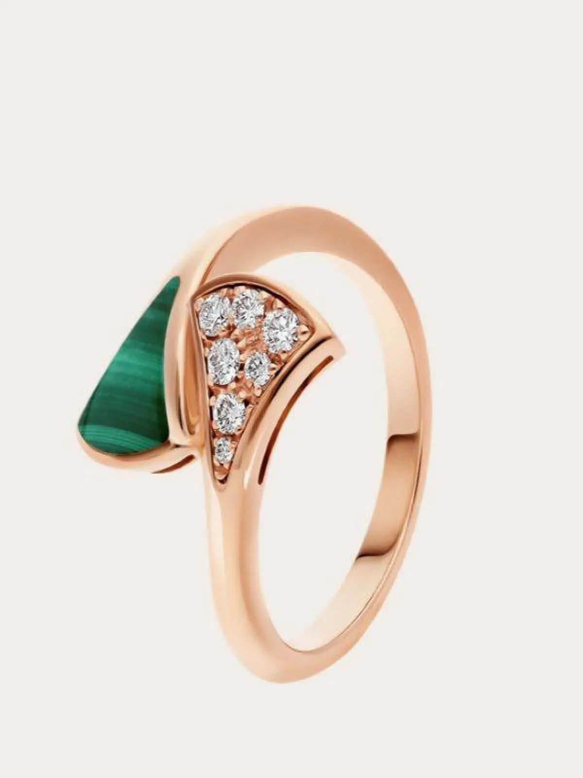 خاتم من الذهب الوردي