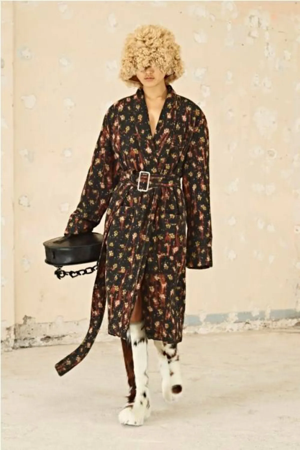 فستان مطبوع بأكمام واسعة من اكني  Acne