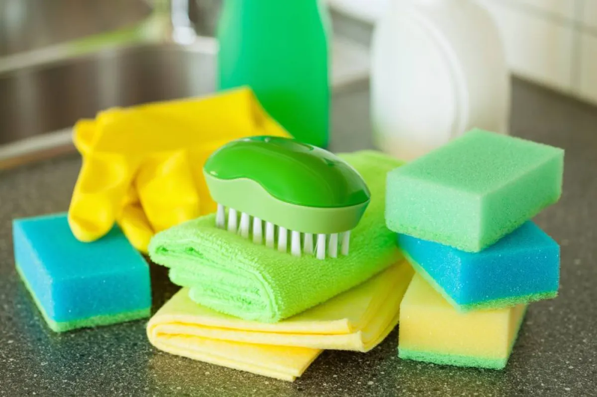 أدوات لتنظيف خزائن المطبخ