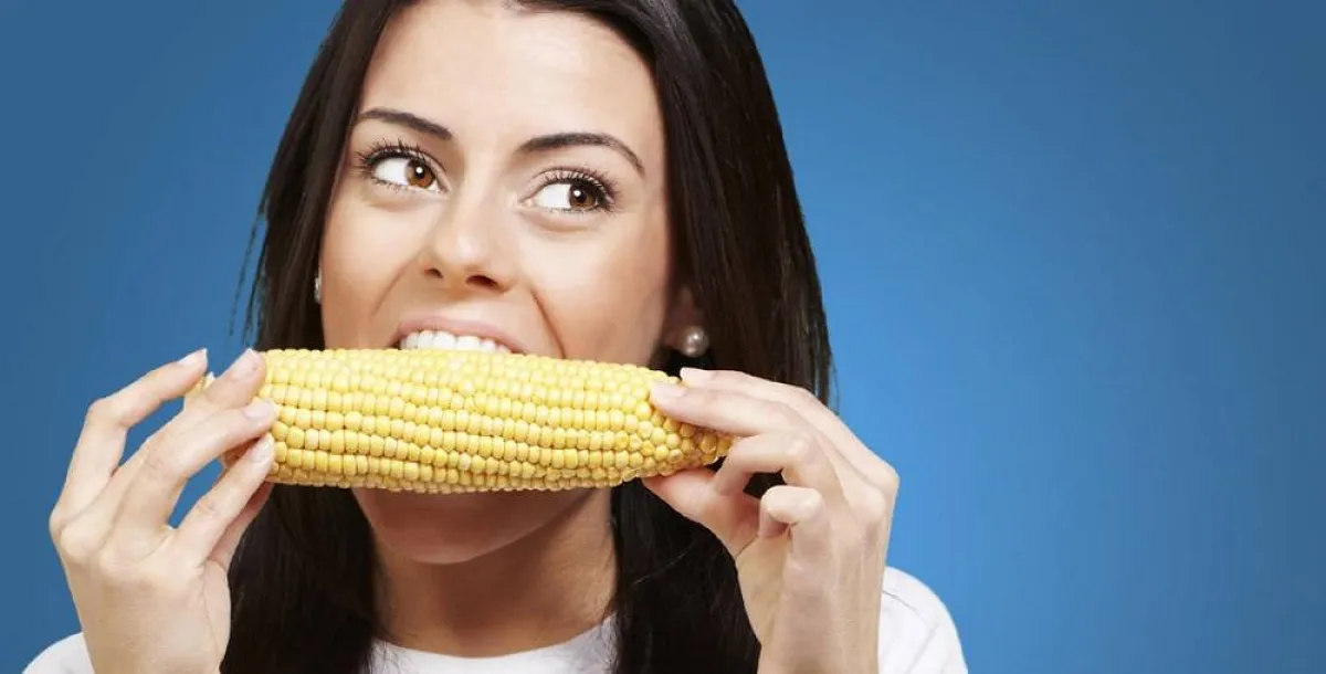 صورة لحامل تتناول الذرة 