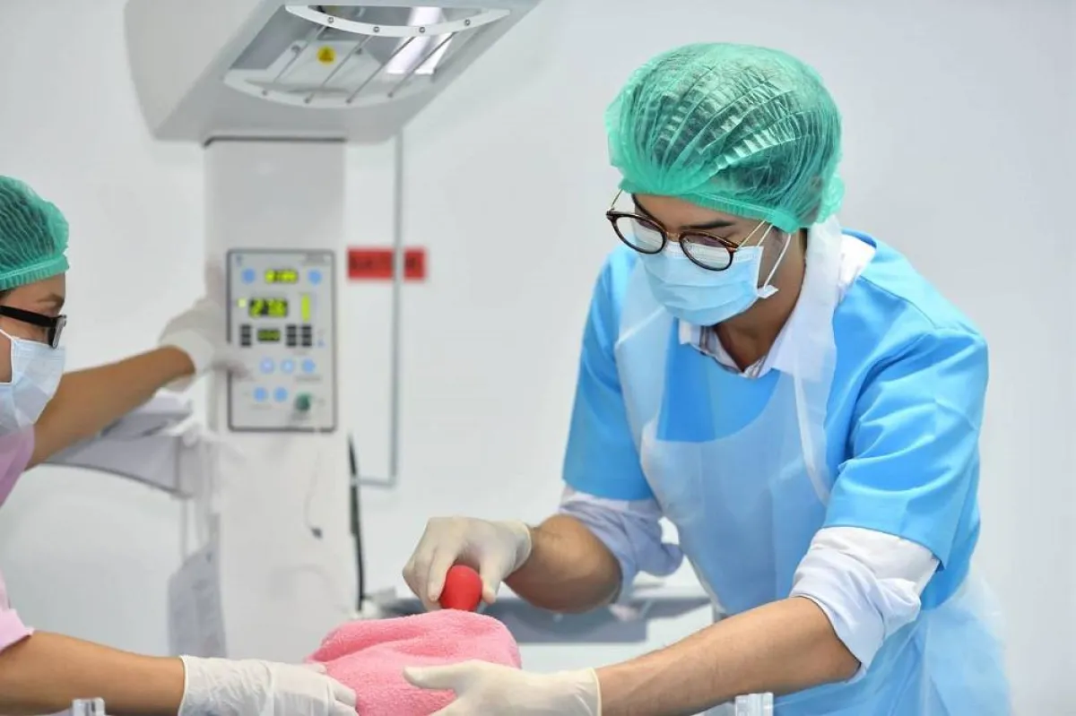 صورة لطبيب يقوم بعملية جراحية 