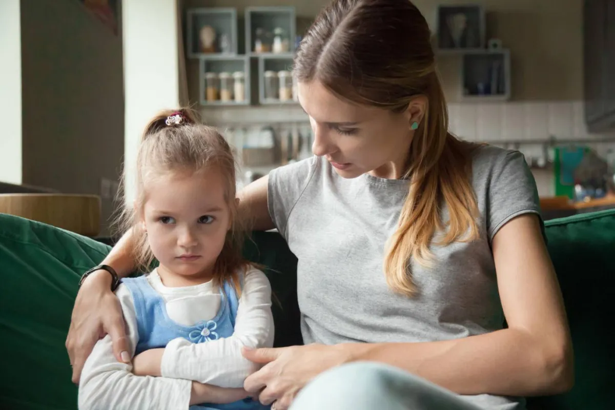 صورة لأم تقوم بالتحدث مع طفلها