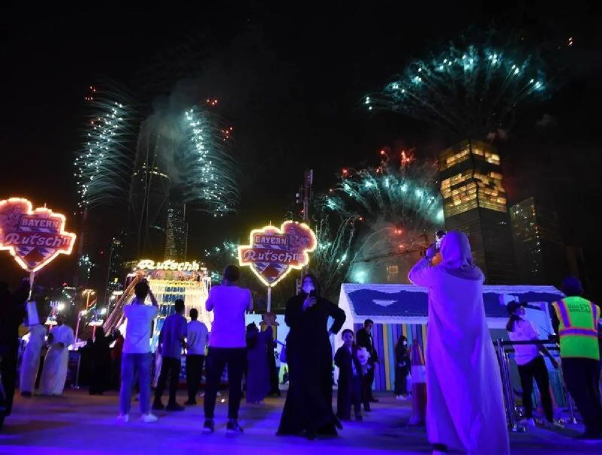 الزوار يشاهدون الألعاب النارية في الافتتاح