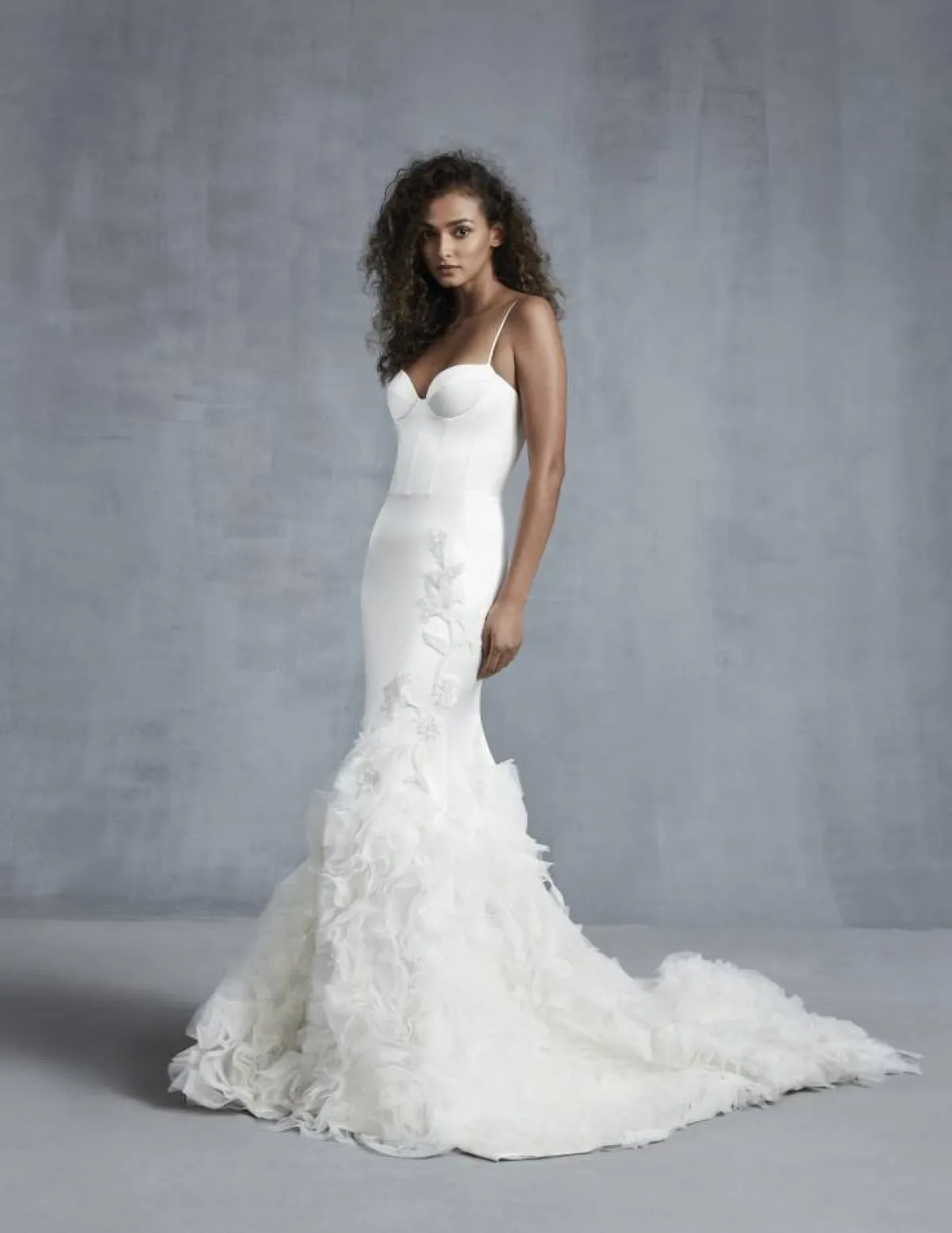 فستان زفاف كورسيه بتصميم حورية البحر بتنورة من الريش والتول