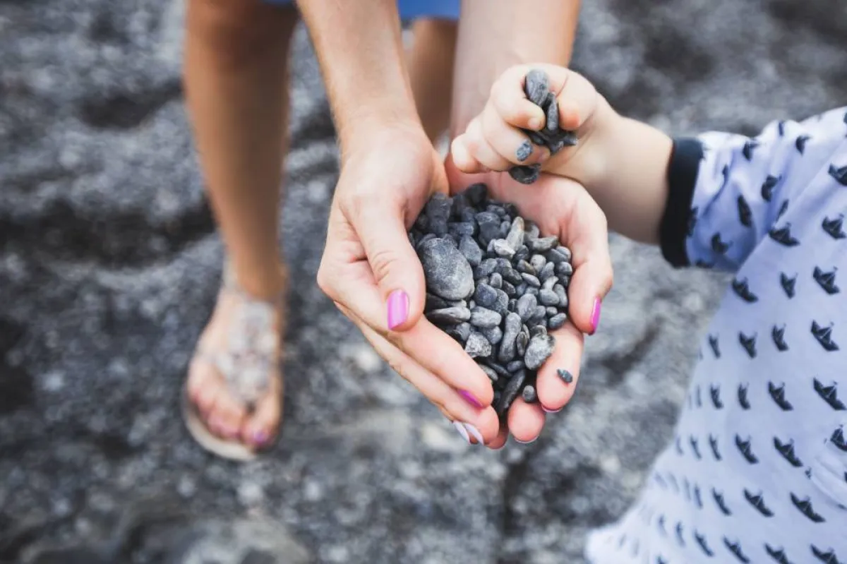 صورة لطفل يعد الحصى