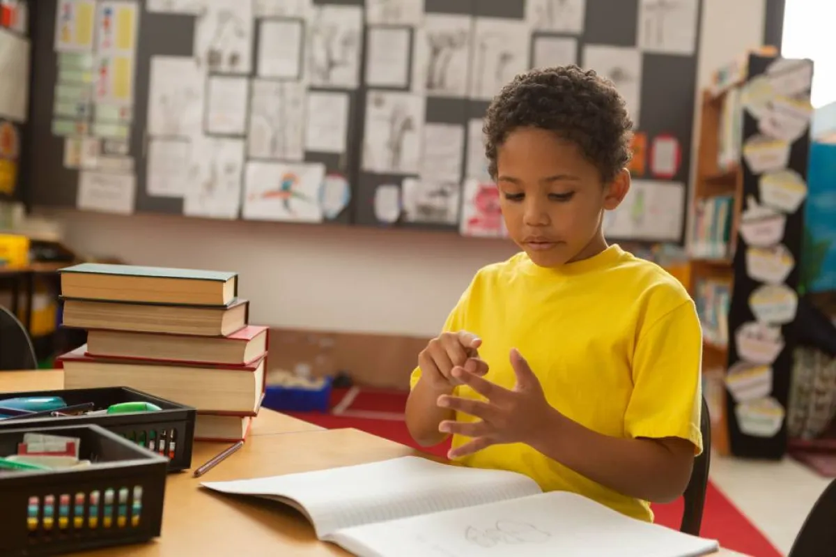 صورة لطفل يعدّ على أصابعه