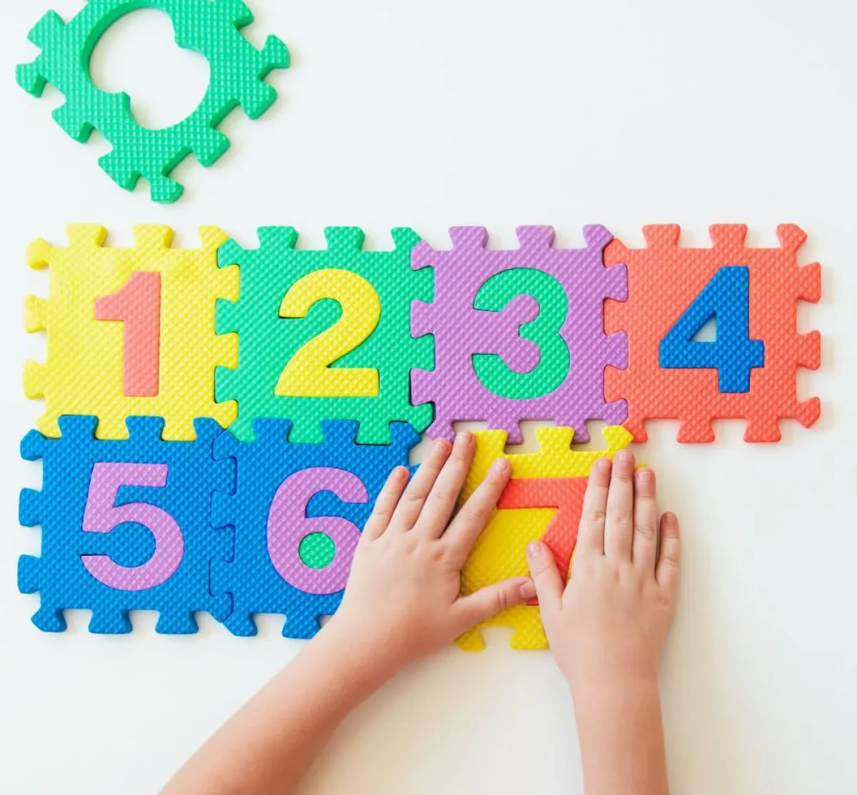 صورة لطفل ينسق الأرقام