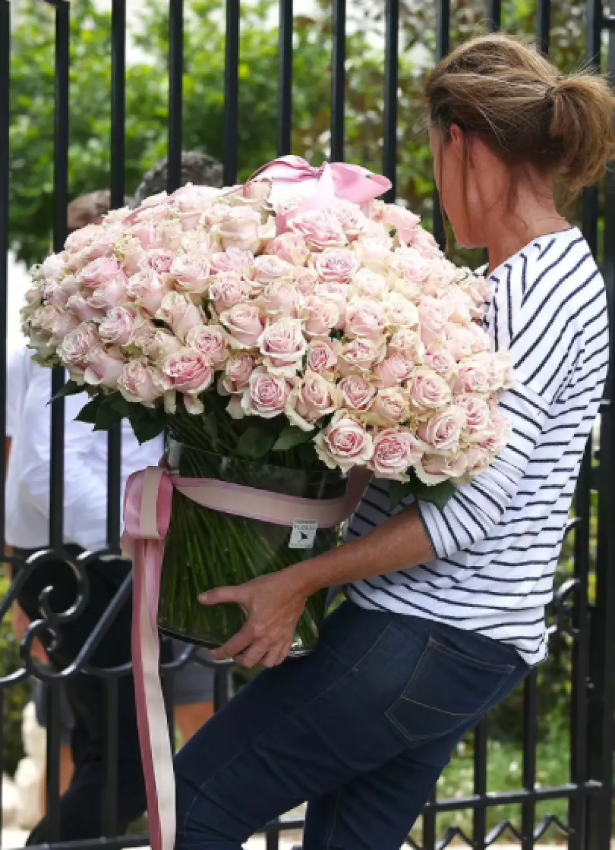 الورود التي وصلت إلى مكان إقامة جوليا روبرتس- الصورة من موقع دايلي ميل