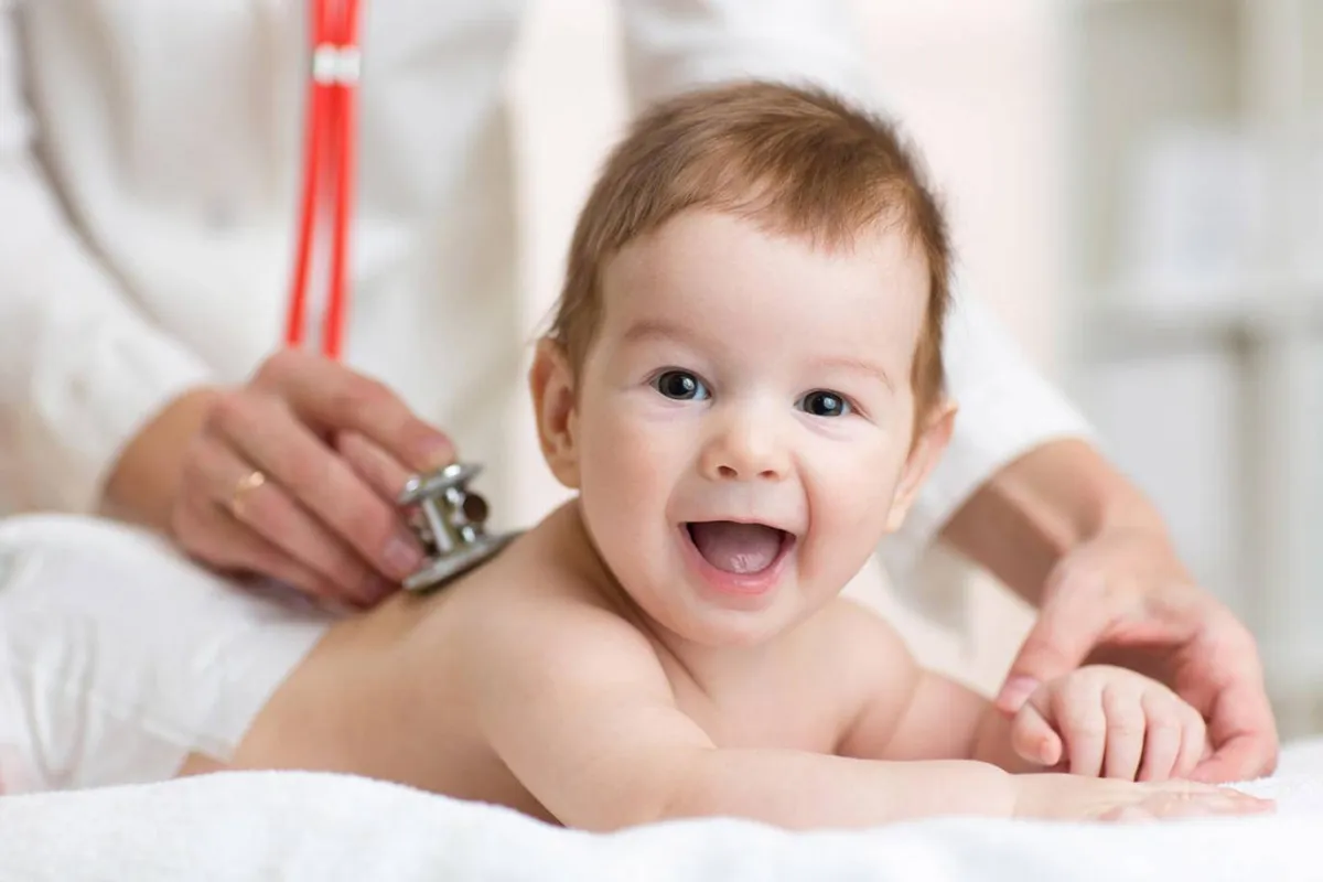 صورة لطفل وطبيبة تكشف عليه