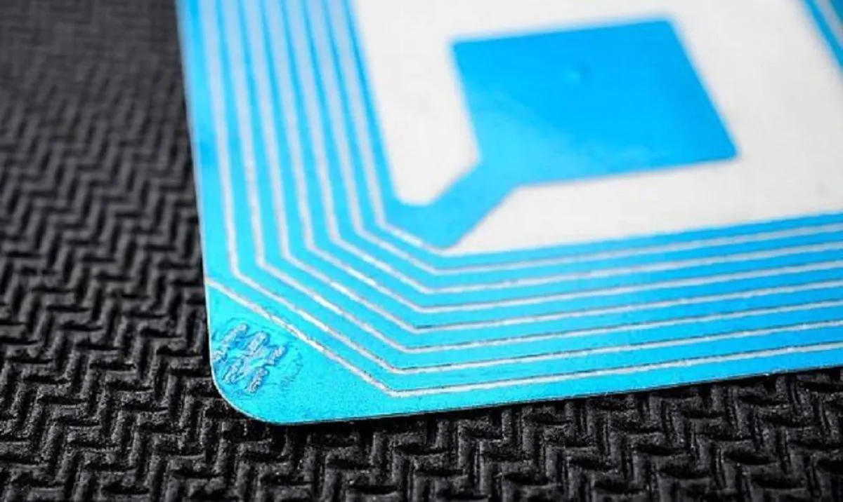 صورة شريحة إلكترونية داخل الضمادة الذكية