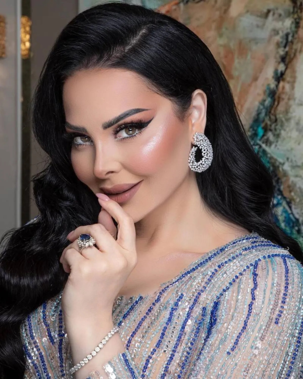 ديانا كرزون بأقراط دائرية كبيرة