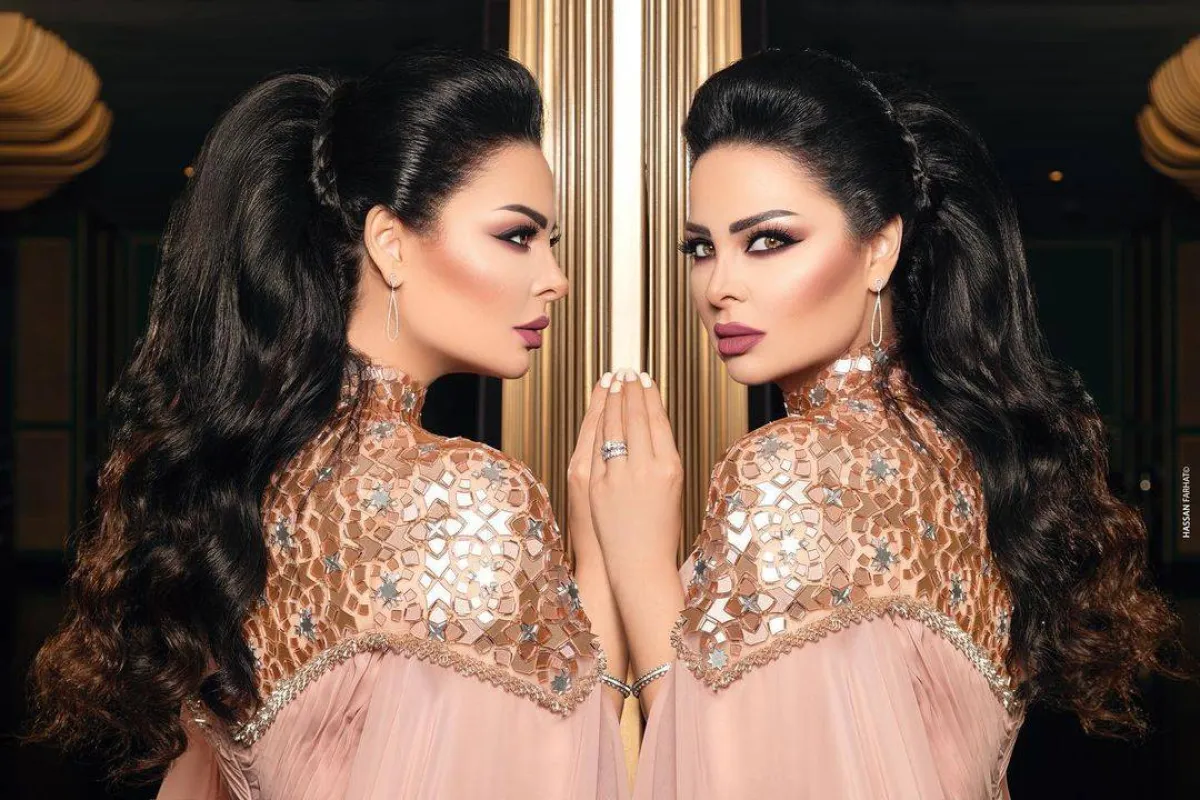 ديانا كرزون بمجوهرات من الذهب الأبيض والألماس