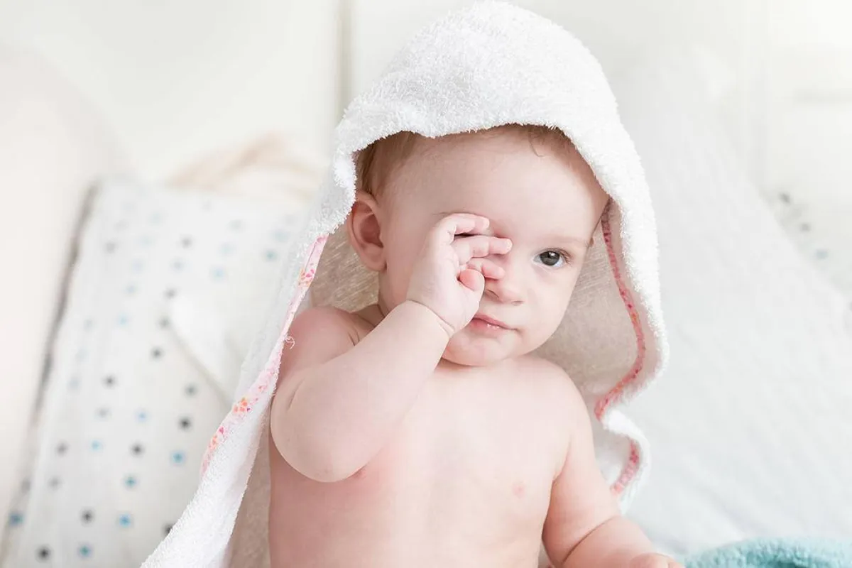 صورة لرضيع يستيقظ من نومه 